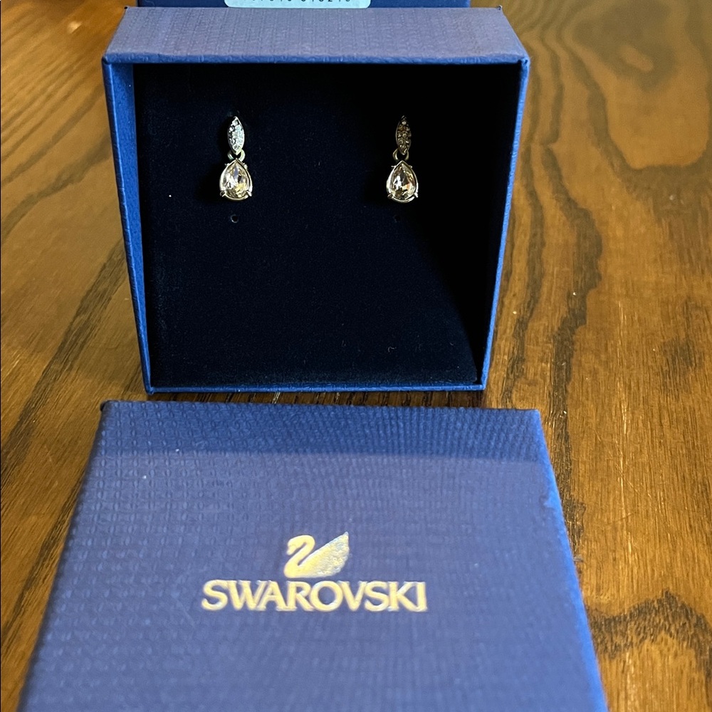 Vintage Retired Swarovski Elegant vintage rose and clear crystal Earrings. - Picture 2 of 3